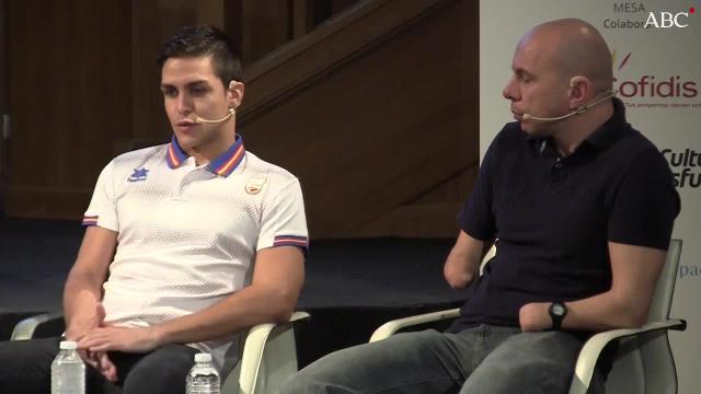 Foto de familia con los deportistas paralímpicos en la biblioteca del Diario ABC