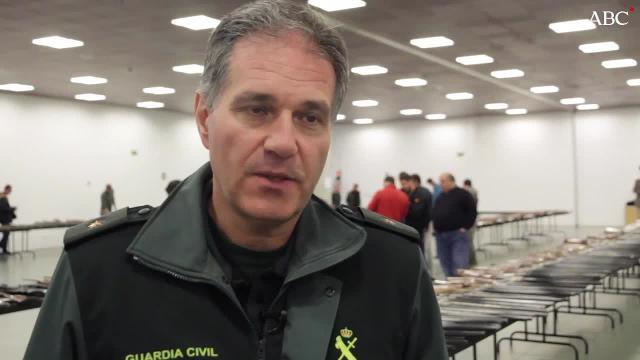 El Comandante Rivera explica los pormenores de la subasta.