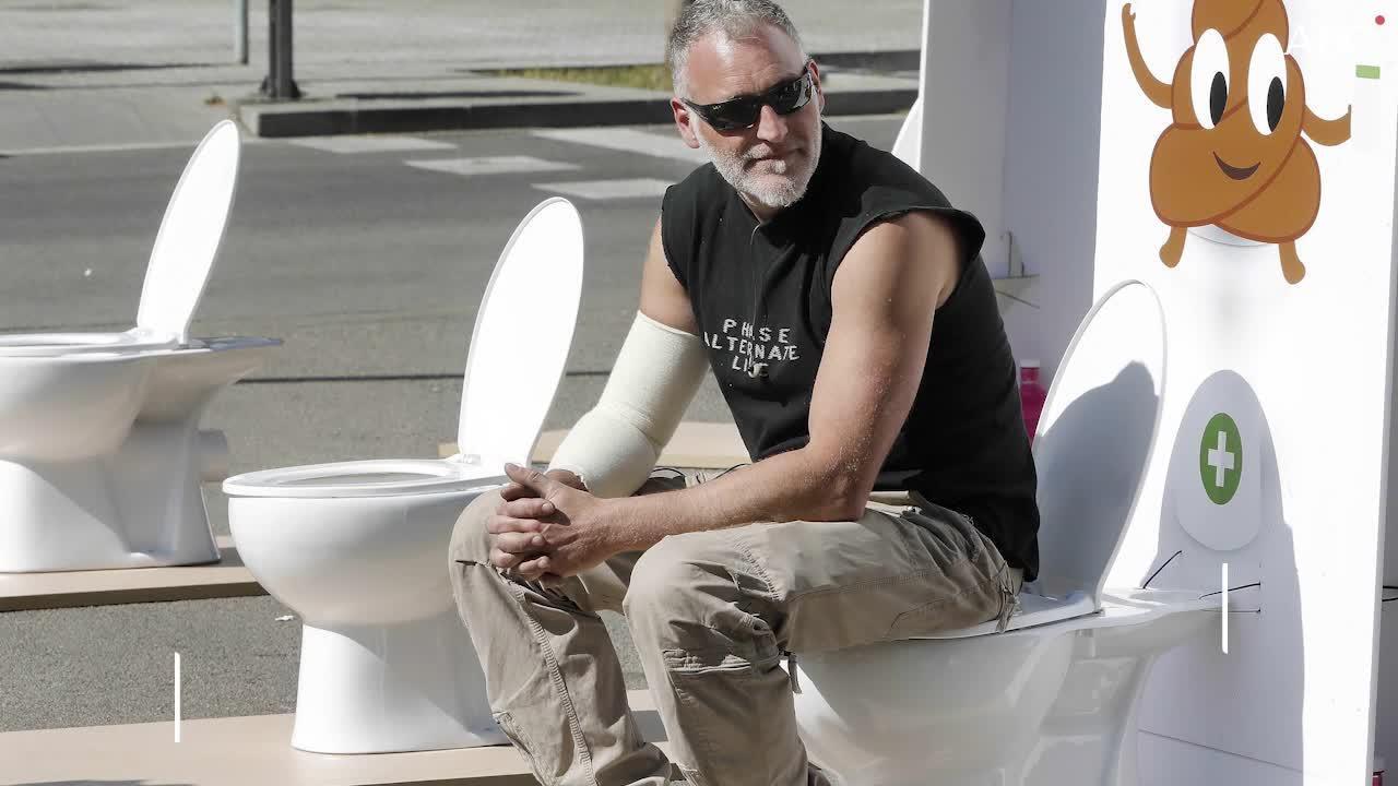 La AECC-Cataluña Contra el Cáncer de Colon llenó este jueves Barcelona con váteres para concienciar a la ciudadanía sobre la prevención del cáncer de colon