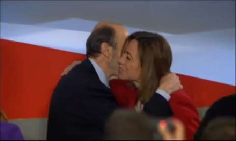 Rubalcaba y Chacón se ignoran fuera del plenario y se besan delante de todos