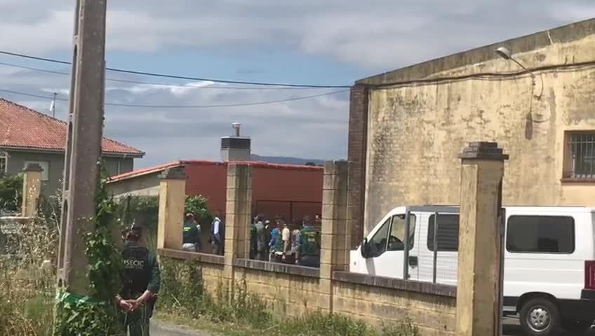 Coches de la comitiva judicial y fuerzas de seguridad que participan este viernes en la reconstrucción de los hechos