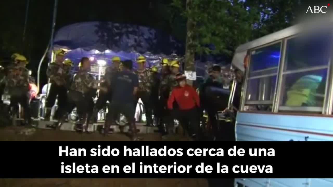 Encuentran a los doce niños y su entrenador perdidos en una cueva de Tailandia
