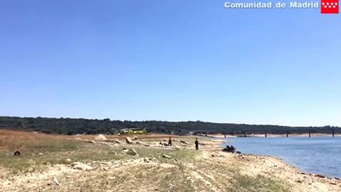 Dos muertos tras estrellarse un helicóptero  en el pantano de Valmayor, en Madrid