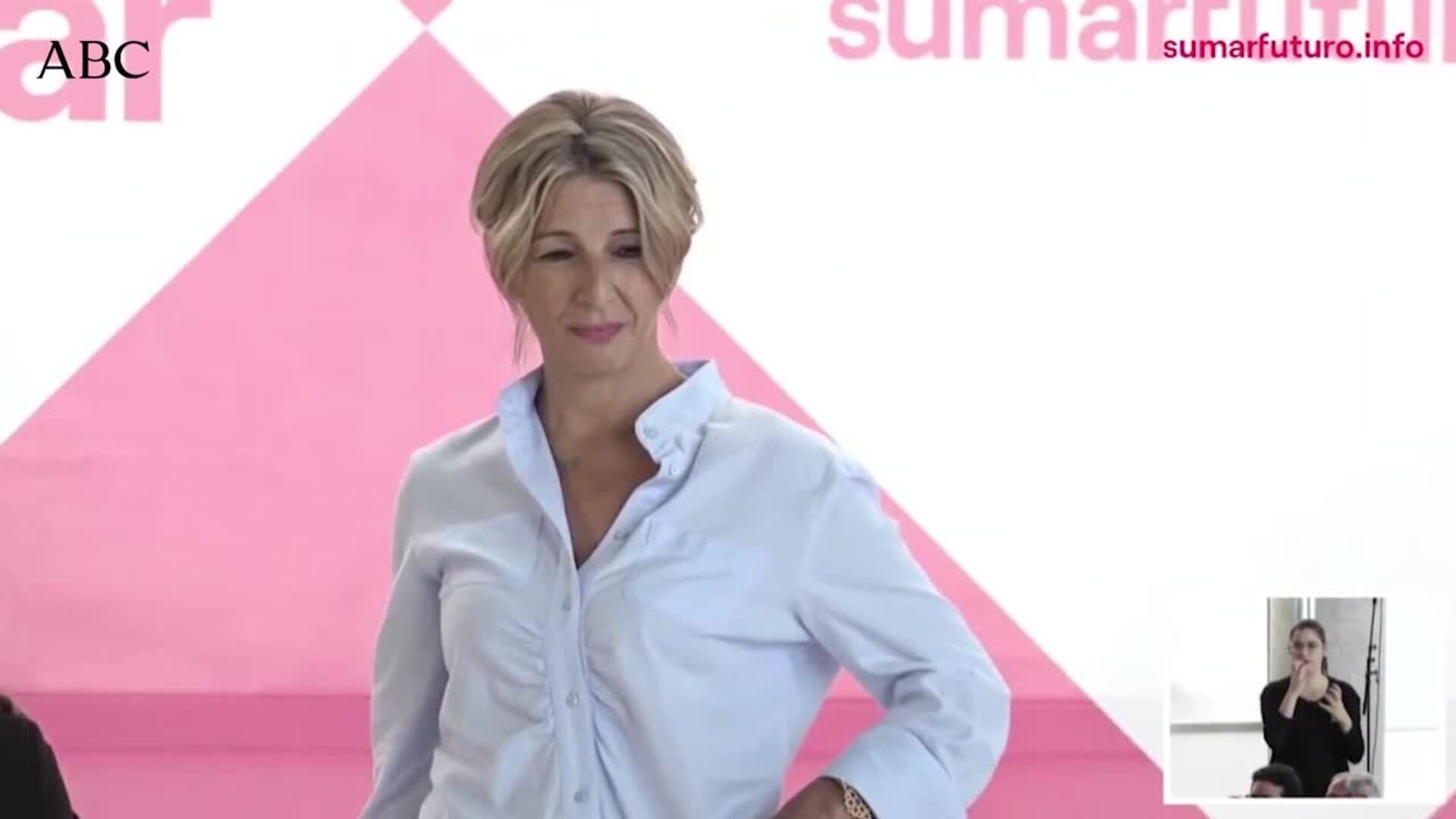 Imagen del momento en el que un joven protesta ante Yolanda Díaz en el acto de Sumar celebrado este sábado en Valencia