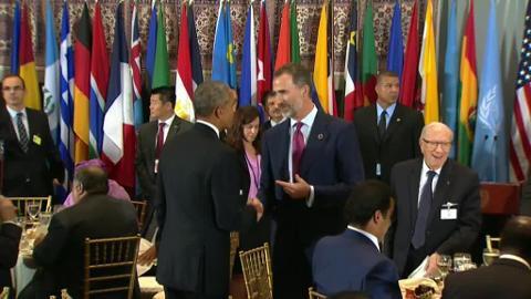 El afectuoso saludo del Rey y Obama
