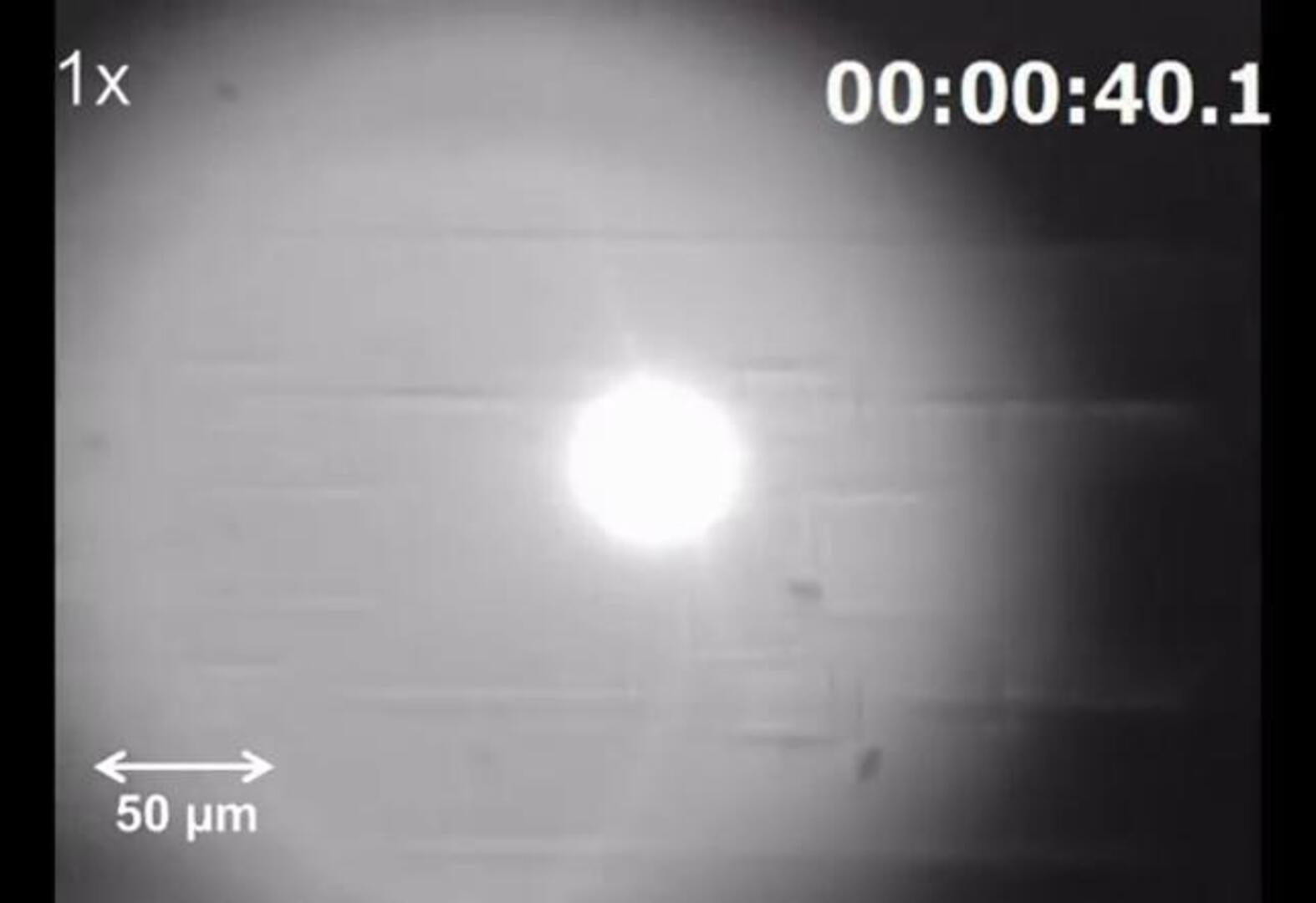 Un microcoche del tamaño de un grano de arena