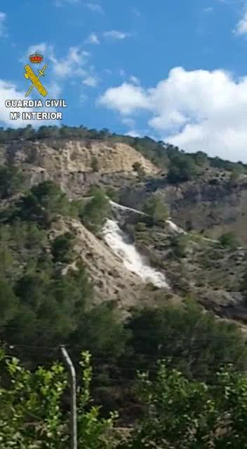 Una tubería revienta y una riada irrumpe en plena carretera en Alicante