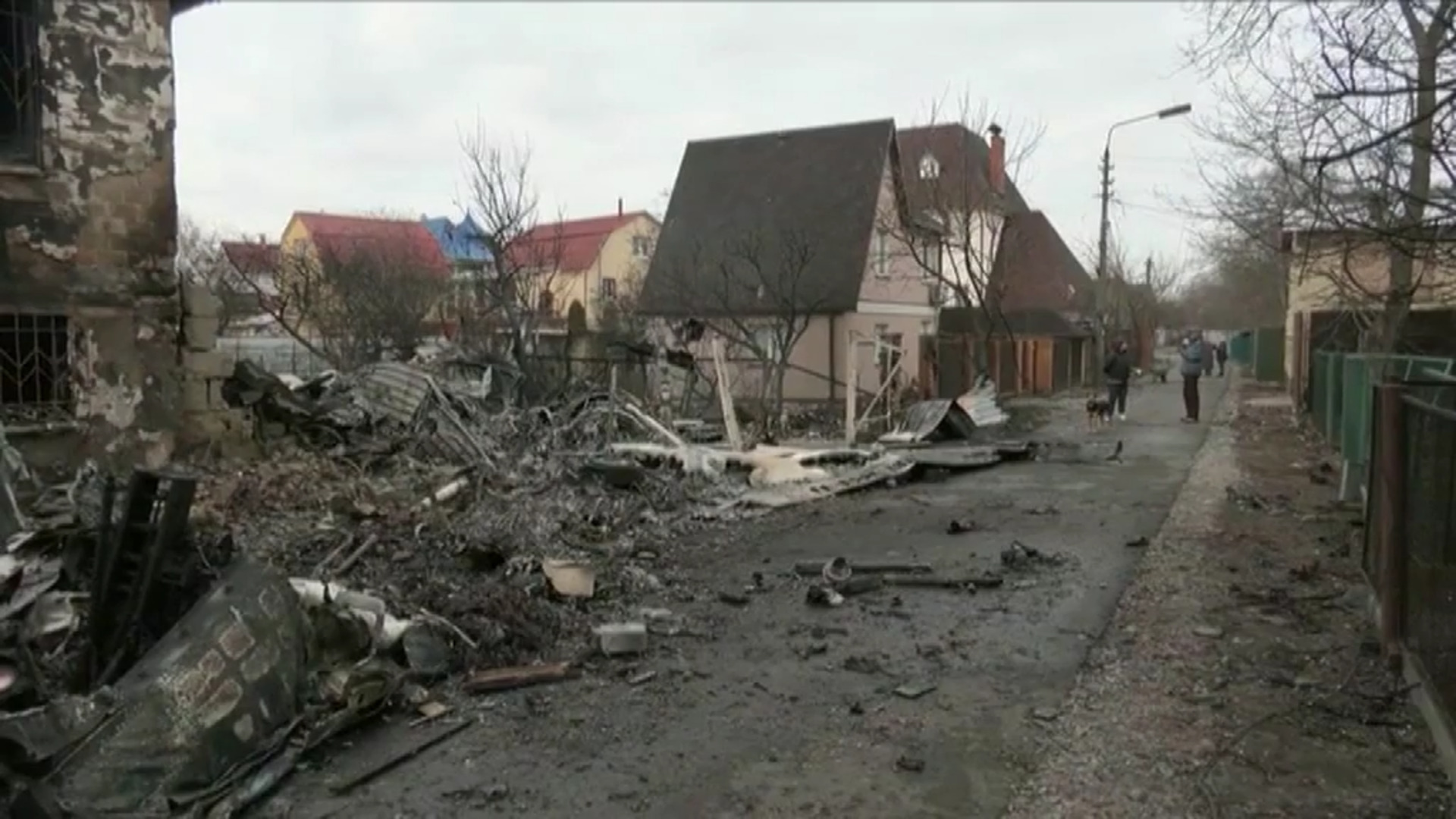 El ejército ucraniano derriba un avión ruso que cae en una zona residencial de Kiev