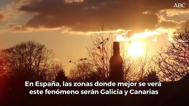 Durante un eclipse solar total, la Luna se pone delante del disco solar y permite ver la cromosfera (naranja) y la corona (el halo blanquecino)