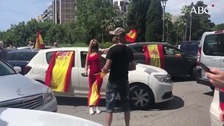 Cláxones y banderas sobre ruedas para pedir la dimisión de Sánchez también en Barcelona