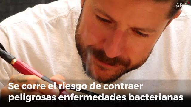 El tatuador José García realiza una de sus obras en Madrid