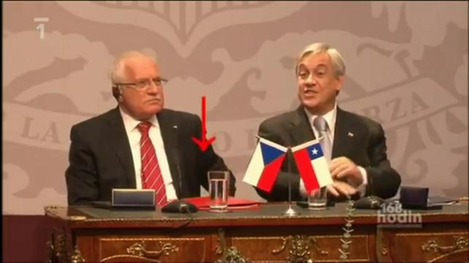 ¿Robó el presidente checo una pluma en la embajada de Chile?