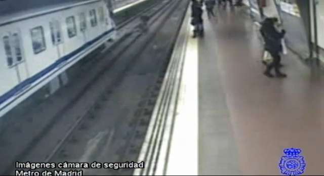 Un policía fuera de servicio salva a un hombre que cayó a las vías del Metro