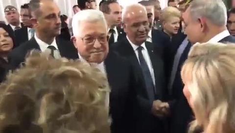 Mahmud Abbas estrecha la mano de Benjamin Netanyahu en el funeral de Simon Peres (vídeo distribuido en redes sociales por la oficina del Primer Ministro Israelí)