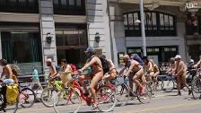 Desnudos en Gran Vía por la seguridad de los ciclistas