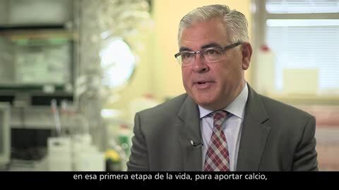 Una niña bebe un vaso de leche