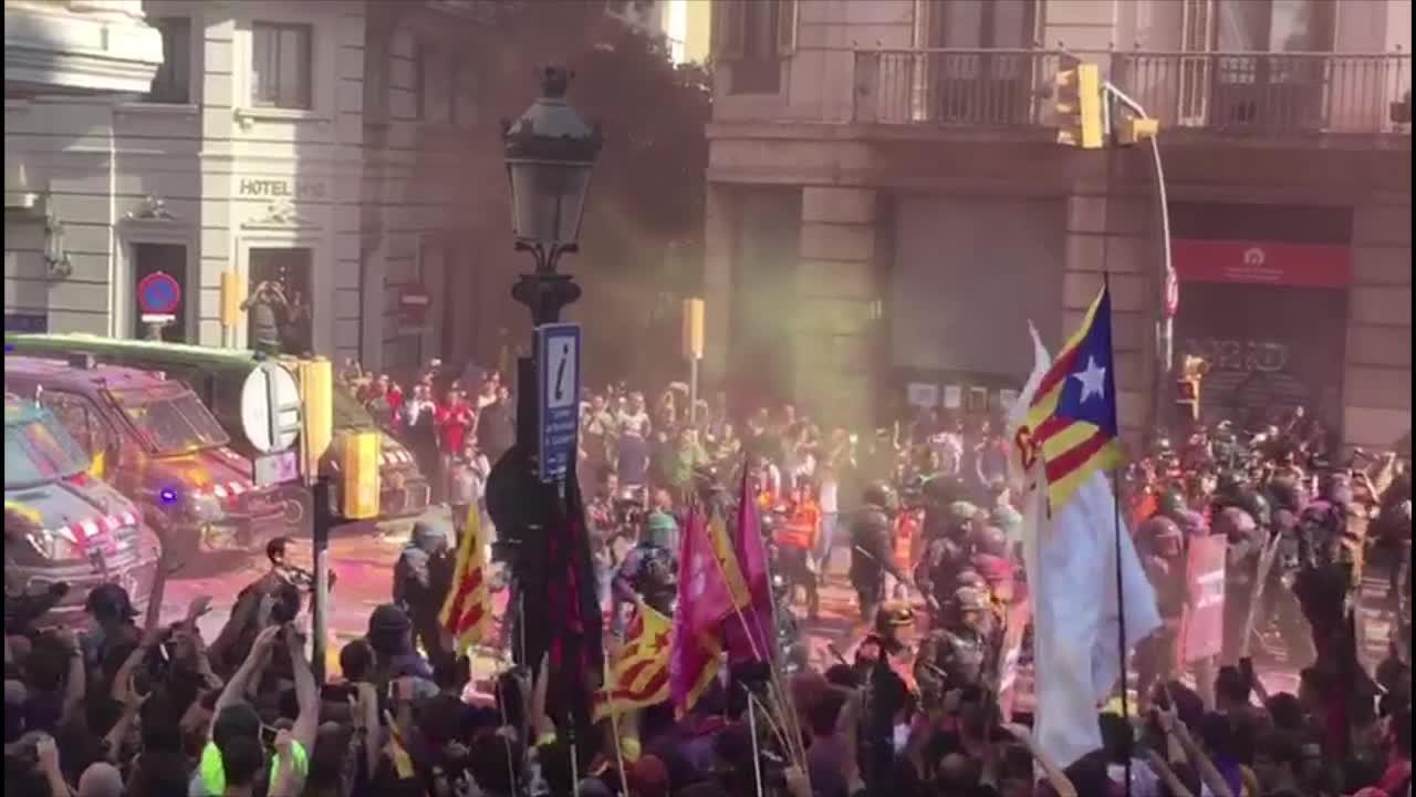 Cargas en Barcelona por las manifestaciones de independentistas y policías