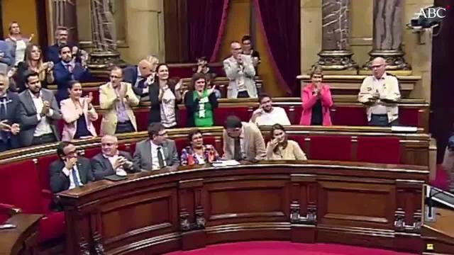 Diputados del PSC,Ciudadanos y PPC, aplauden la intevención de Joan Coscubiela de CSQEP,
