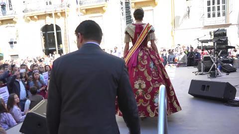Imagen de hoy de Jorge Rodríguez junto a la Fallera Mayor de Valencia, Raquel Alario