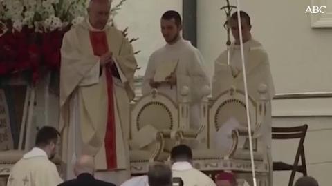 El papa Francisco ha sufrido una caída mientras oficiaba la Santa Misa con motivo del 1.050 aniversario del cristianismo en Polonia en el santuario de Jasna Gora, en Czestochowa, Polonia