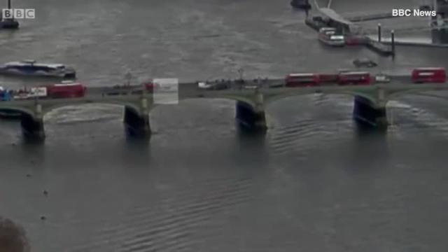 Vídeo en que se aprecia parte del atentado de Londres y cómo una mujer cae al Támesis