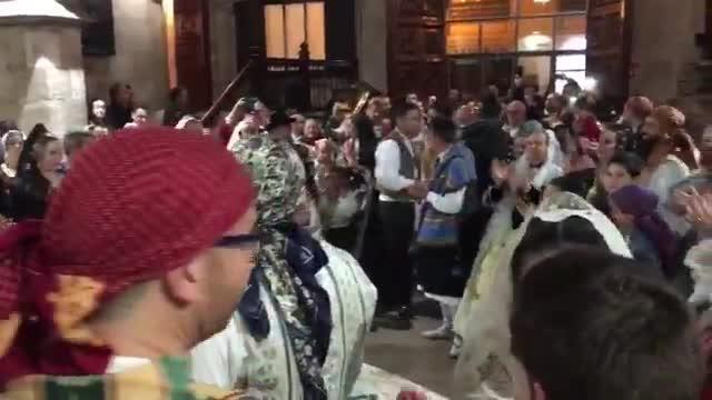 El baile de Mónica Oltra y su falla en el Palau de la Generalitat junto a Ximo Puig