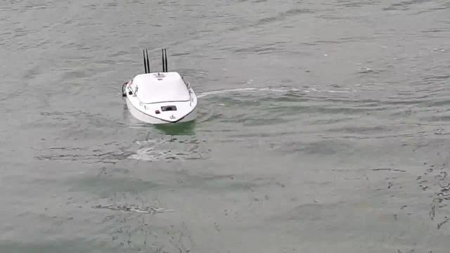 El dron sumergible y el flotante, en la prueba piloto realizada este jueves en el Mar Menor