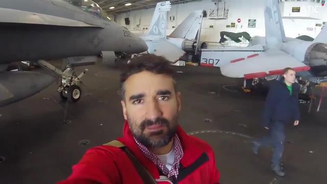 Vídeo: ABC, en los hangares del portaaviones «Ike» en su tránsito hacia el Estrecho de Gibraltar
