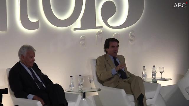 Los expresidentes posan a su llegada al foro «40 años de democracia» organizado por Vocento