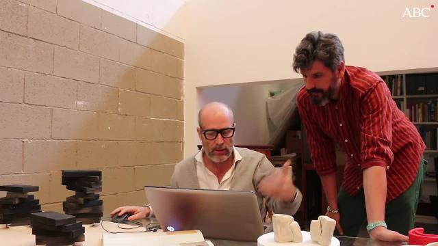 Santiago Villanueva en la zona de almacenaje del taller