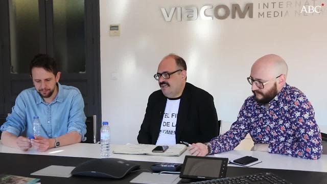 Ignatius Farray, junto a Verónica Forqué y la actriz que interpreta a su madre en la ficción El fin de la comedia