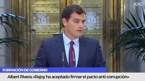 Apretón de manos este jueves entre los líderes del PP, Mariano Rajoy, y Ciudadanos, Albert Rivera