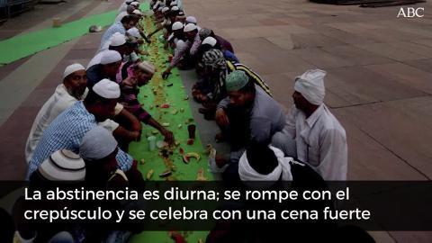 Un niño musulmán con una bandeja de iftar, la primera comida tras el ayuno, en Bhopal, India