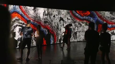 Vista de la instalación «Earthworks»