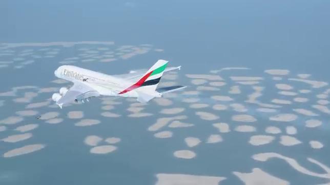 El vídeo de los hombres voladores junto al avión más grande del mundo