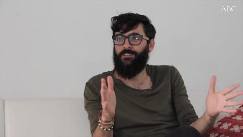 Zamora, en su estudio «prestado» en Madrid. Él es un pajaro libre que no cabe en una jaula