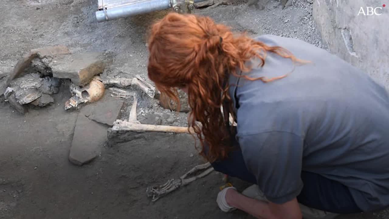 Esqueletos hallados intactos de varias víctimas de la erupción del Vesubio en Pompeya