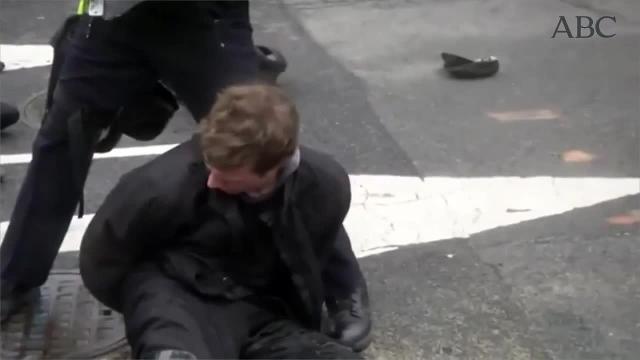 Vídeo: Altercados entre manifestantes anti-Trump y policía