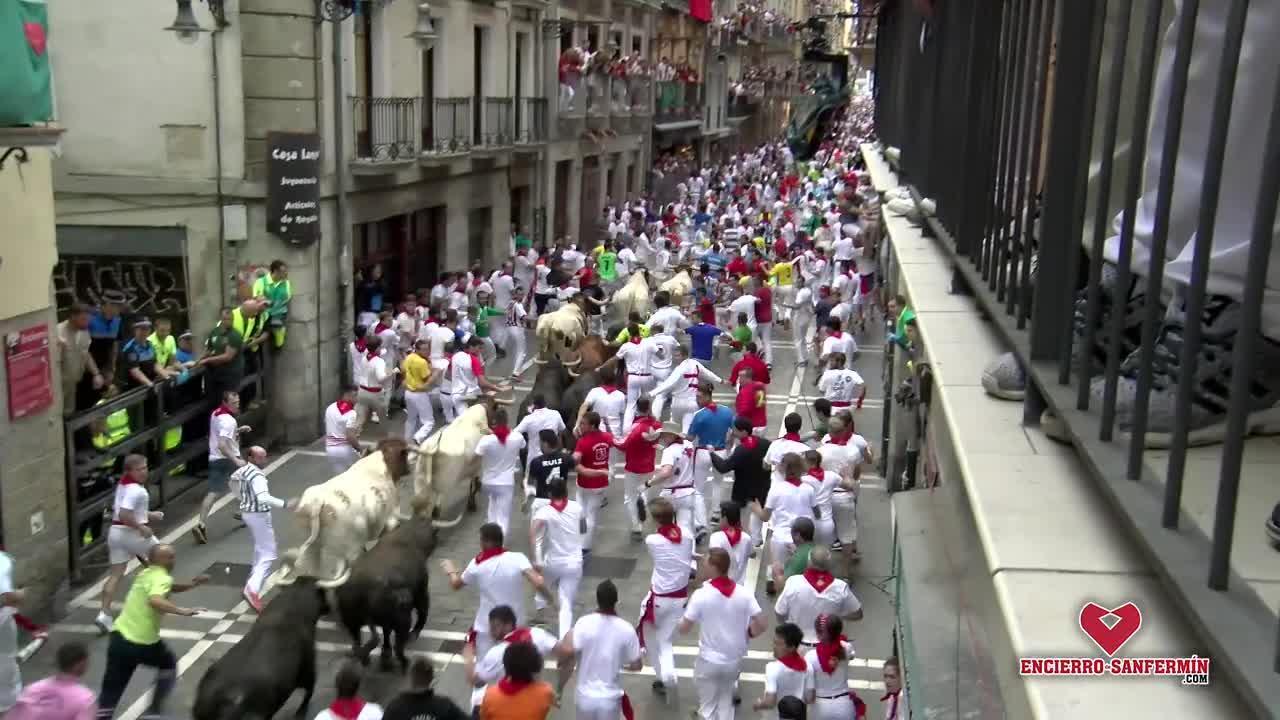 En el séptimo encierro de San Fermín 2018 un toro de la ganadería extremeña de Jandilla arrolla a un mozo en la curva de Mercaderes