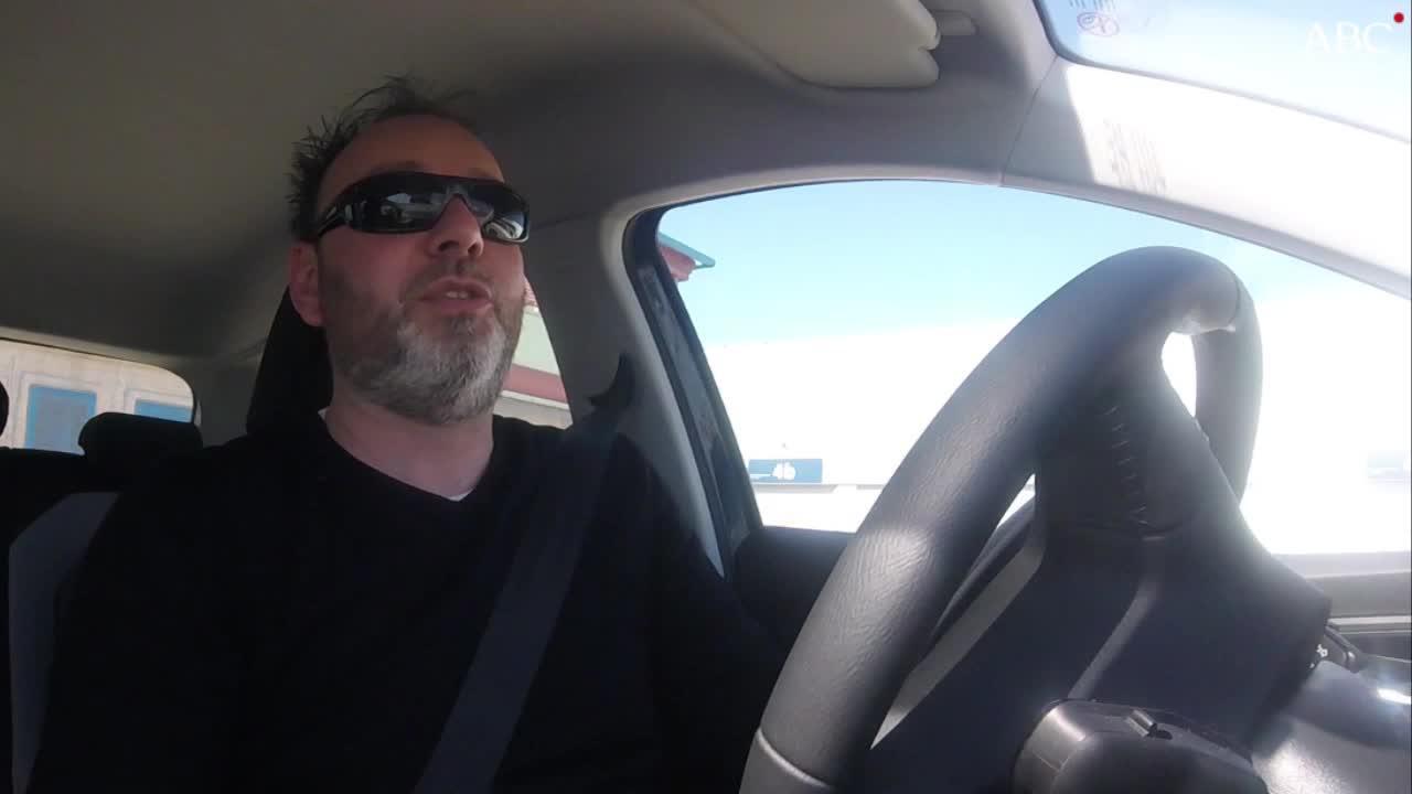 Un coche con un mal mantenimiento de amortiguadores salta al contactar con un badén