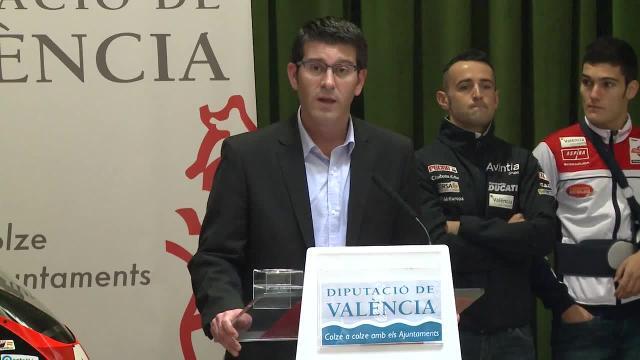 Imagen del presidente de la Diputación de Valencia con los pilotos