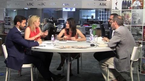 Los participantes del debate posan junto a la moderadora, Ana I. Sánchez