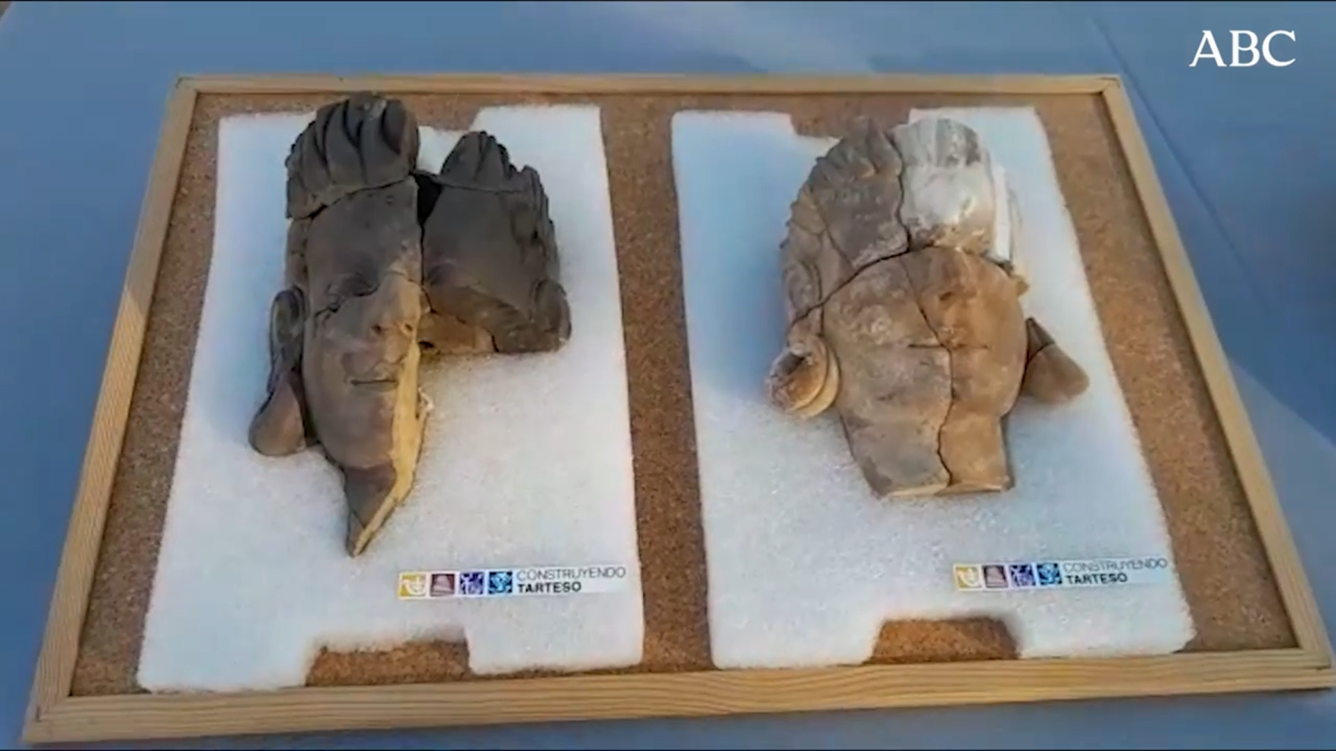 Las piezas se encontraron en la entrada de una larga estancia con gradas a ambos lados y restos de un fuego central