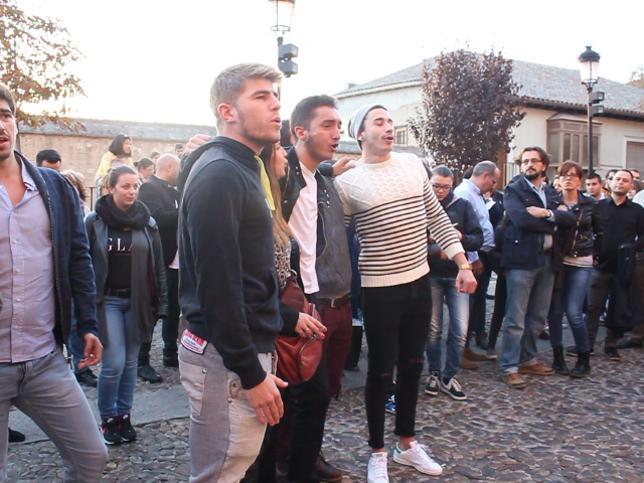 Unos estudiantes franceses han participado en la concentración y han recibido las condolencias del presidente regional