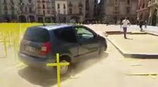 Un coche derriba cruces amarillas por los presos en la plaza de Vic