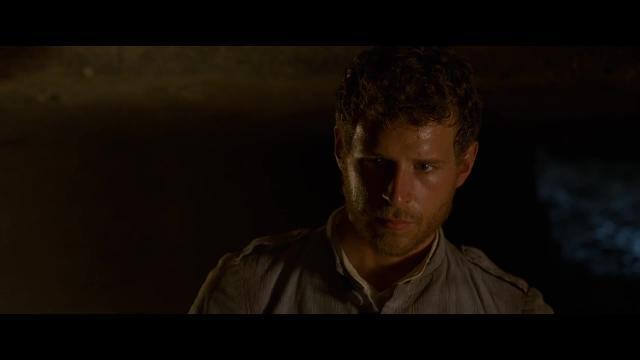 Un cura «adicto» al opio en el clip en exclusiva de Los últimos de Filipinas