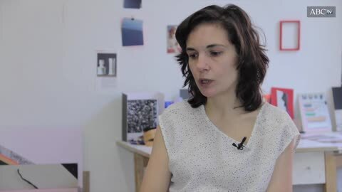 Angela Cuadra en su estudio, sede también del proyecto «Salón»
