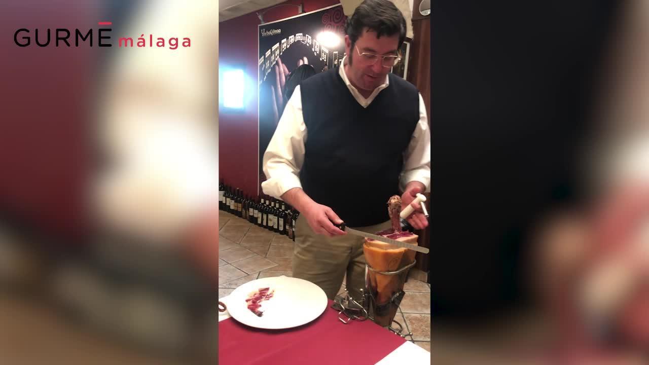 El corte de jamón vertical del restaurante Yerbagüena en Campillos