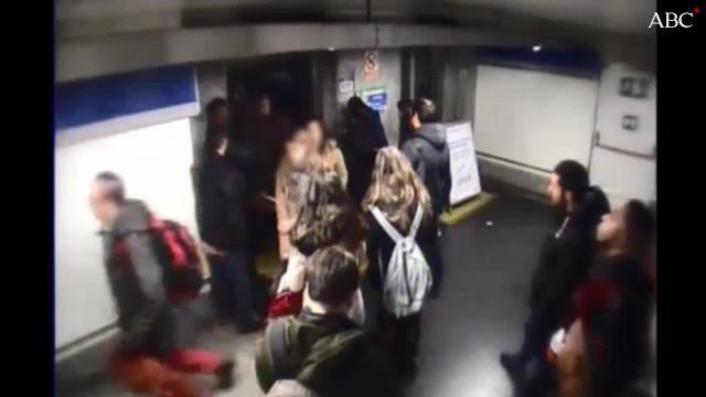 El delincuente, detrás de su victima,, la chica de la mochila blanca