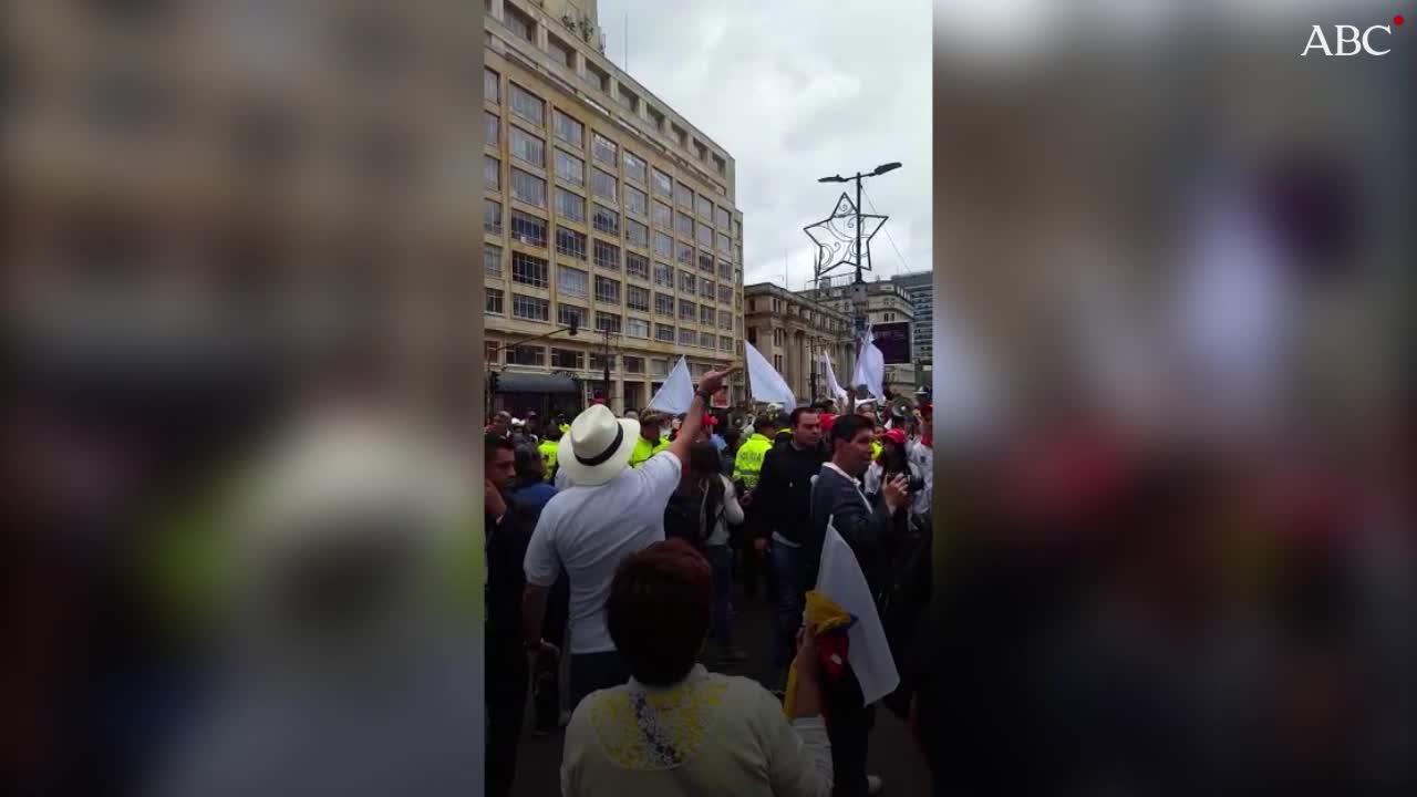 Vídeo: Miles de personas se manifiestan en Bogotá en contra del terrorismo